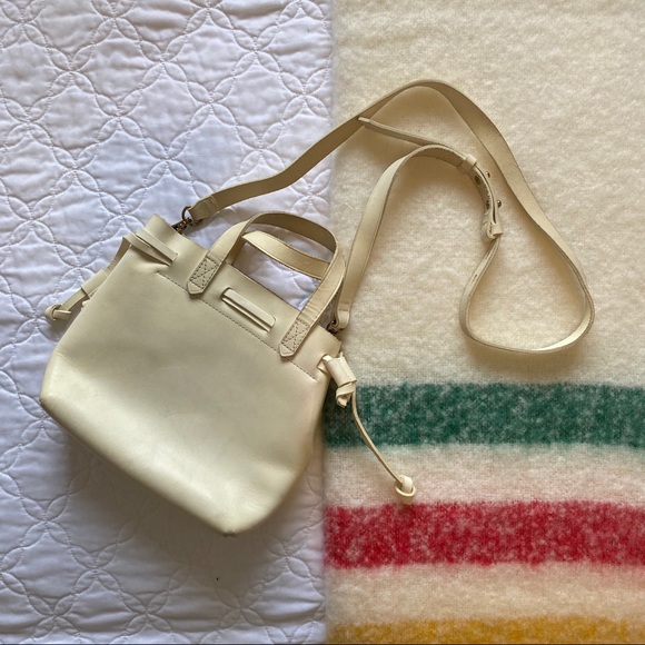 Madewell | Small Leather Drawstring Transport Crossbody - Picture 4 of 10